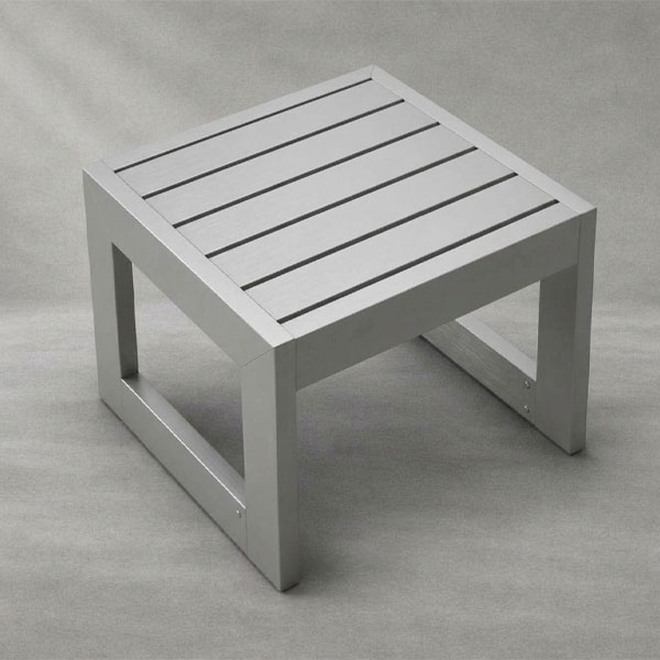 Banco Nova cuadrado de aluminio anodizado gris con diseño de listones.