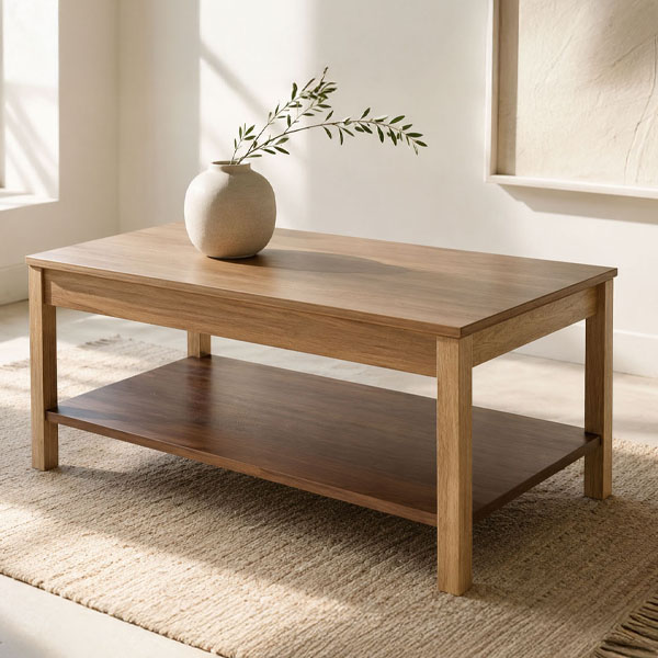 Mesa de centro baja de madera modelo Uma con estante inferior, decorada con un jarrón cerámico y ramas sobre alfombra beige