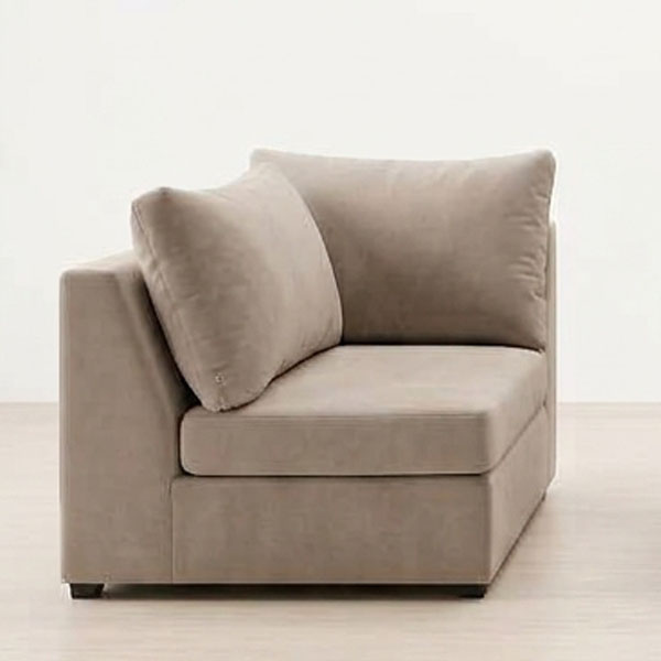 Módulo de esquina de sofá modular Elix Esquina 100cm en terciopelo taupe sobre suelo de madera clara con fondo blanco.