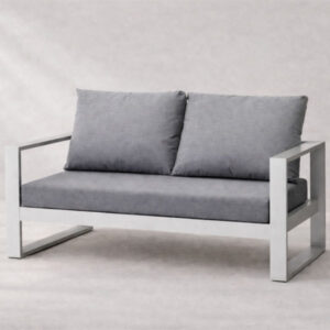 Sillón doble Nova con estructura de aluminio anodizado y almohadones grises
