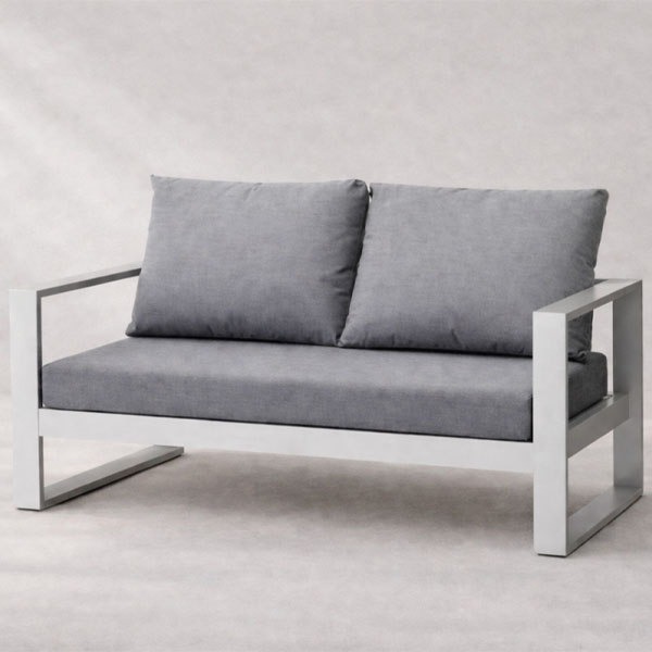 Sillón doble Nova con estructura de aluminio anodizado y almohadones grises