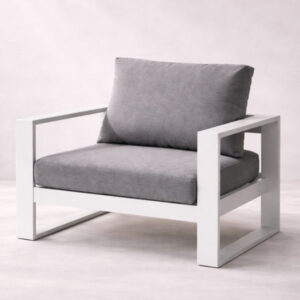 Sillón individual Nova con estructura de aluminio anodizado y almohadones grises