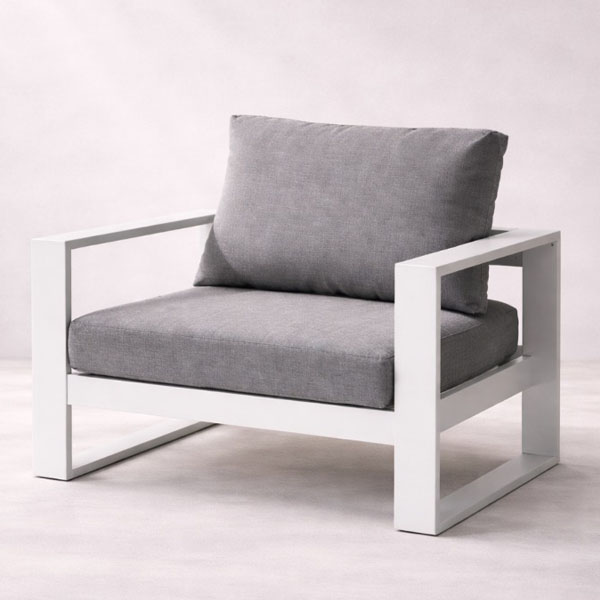 Sillón individual Nova con estructura de aluminio anodizado y almohadones grises