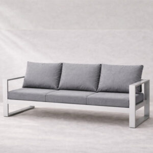 Sillón triple Nova con estructura de aluminio anodizado y almohadones grises