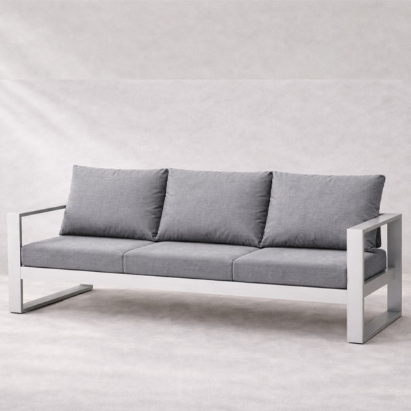 Sillón triple Nova con estructura de aluminio anodizado y almohadones grises